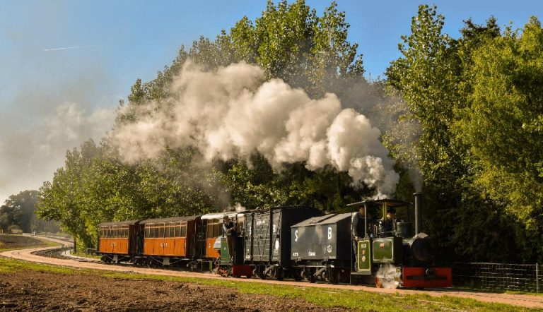 Green-train-with-lots-of-steam