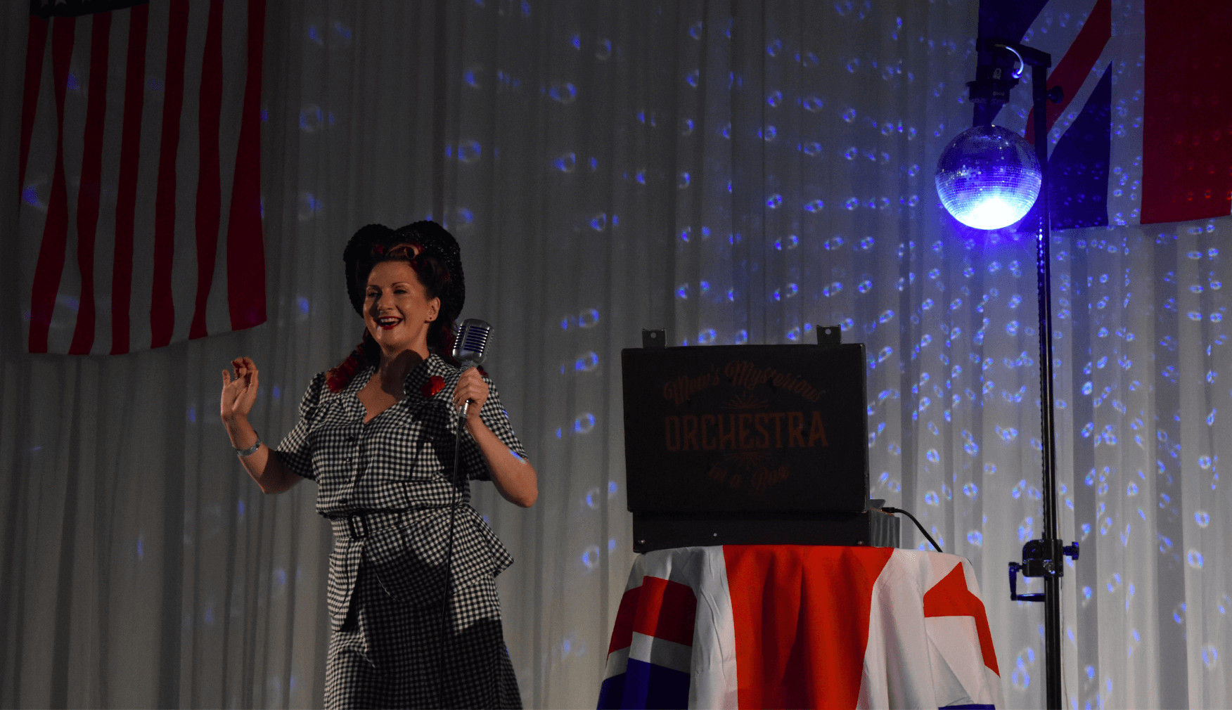 Female singer at 1940s Weekend
