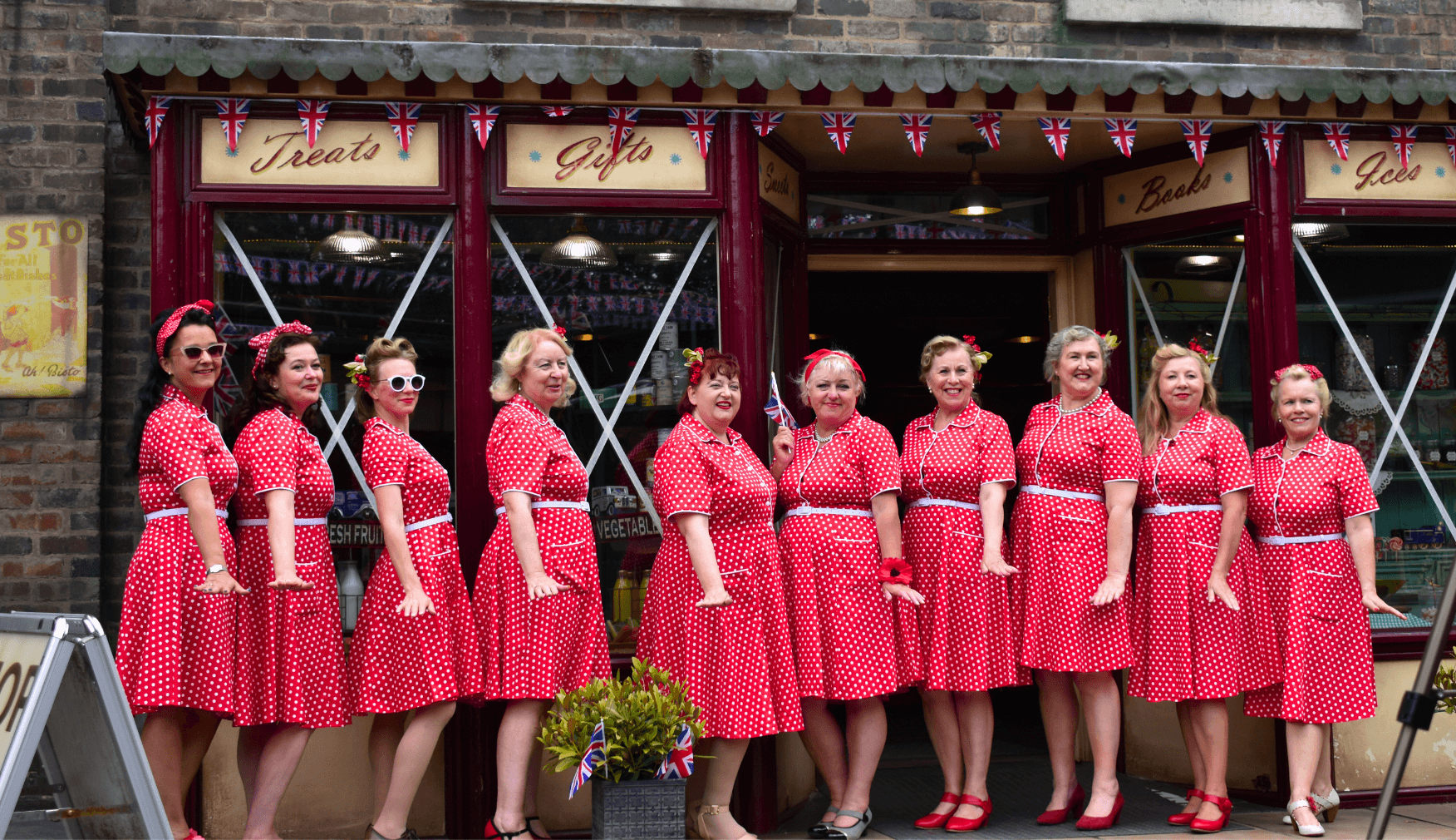 Ladies in 1940s dresses at Statfold